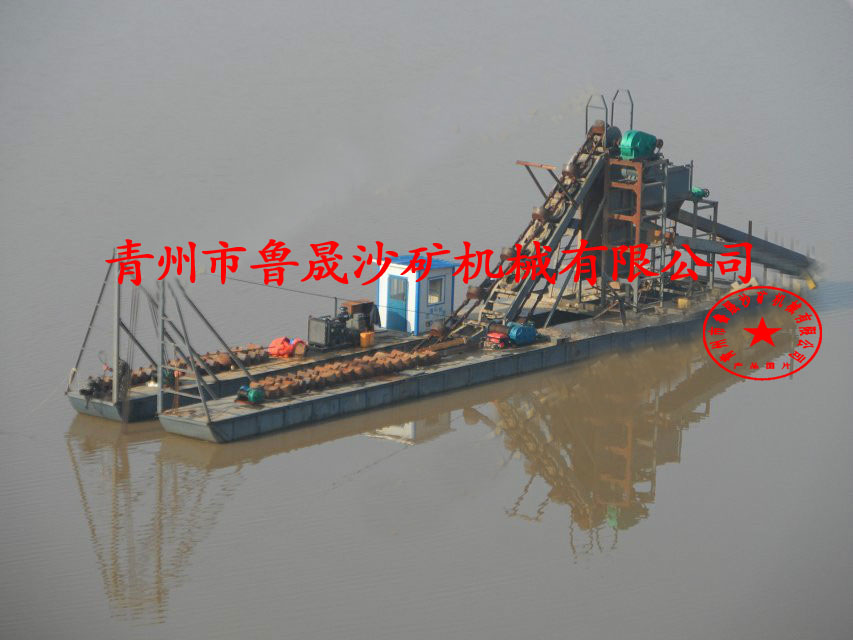 淘金船，大型淘金設備，淘金船上有幾個溜槽