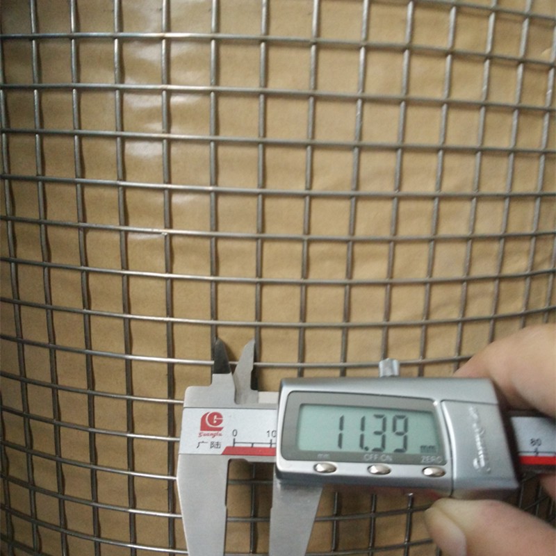電焊網又稱排焊網、碰焊網、建筑網、外墻保溫網、裝飾網、鐵絲網