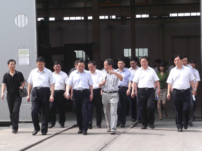 河南省常務(wù)副省長(zhǎng)李克到洛陽(yáng)大華重型機(jī)械公司調(diào)研