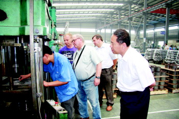 白俄羅斯技術專家伊里申科先生深入實驗室進行產品試驗調試