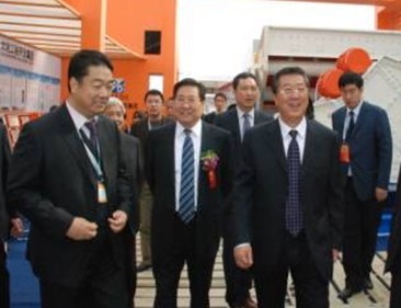 煤炭工業協會會長參觀大地工程開發集團展位