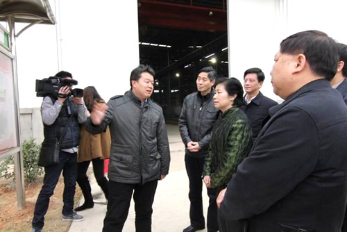南昌礦機總經理龔友良為南昌市、區領導做講解