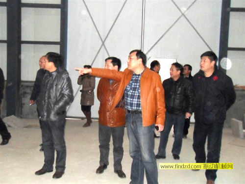 瑞豐振動李總經理為鄂鋼馬總經理一行介紹