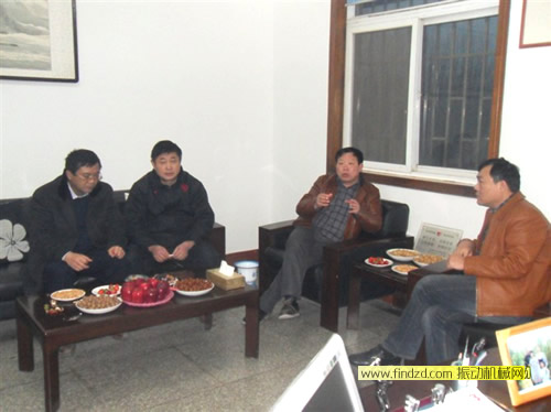 鄂鋼馬總經理與瑞豐振動李總進行詳細交談