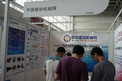 工作人員為客戶講解振動(dòng)電機(jī)產(chǎn)品