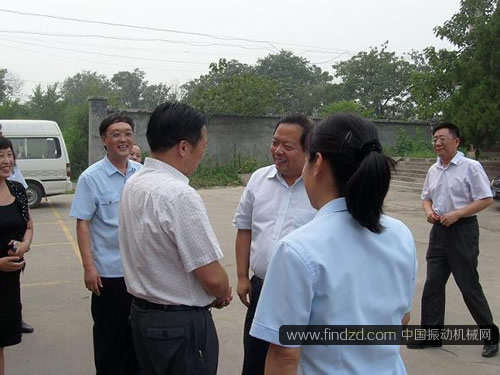 鶴壁市中級(jí)法院領(lǐng)導(dǎo)蒞臨太行全利重工調(diào)研