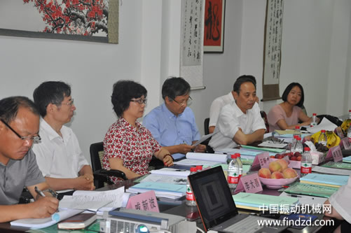 新型開閉輥式磨粉機鑒定會現場 專家組在討論