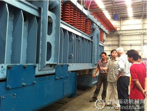昆明茨壩礦山機械大型振動磨試車成功