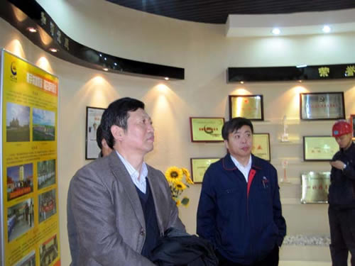 黑旋風工程機械開發有限公司至中國黃金內蒙古礦業烏山銅鉬礦參觀考察