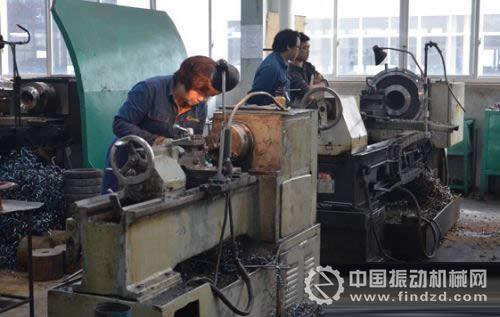 圖為工作人員在生產(chǎn)車間現(xiàn)場(chǎng)加工礦山機(jī)械產(chǎn)品零件。