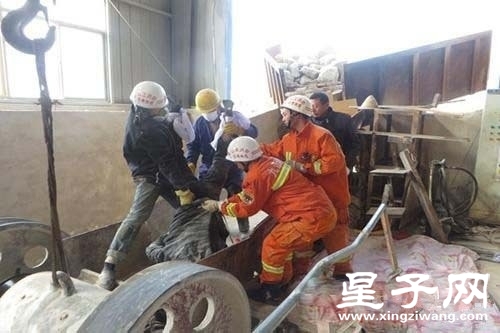星子工業(yè)園工人操作碎石機(jī)不慎被困 消防緊急救