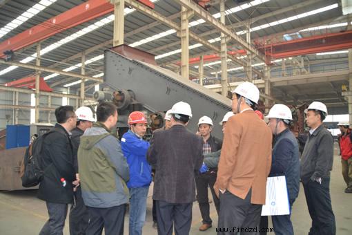 與會代表參觀河南威猛振動設備股份有限公司振動篩生產車間