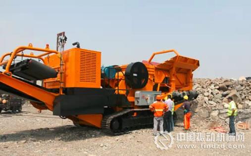 山寶CT710J 履帶式移動破 開到現場后，先進行簡單的鋼結構安裝。現場沒有請吊機，只用挖機助力即可，很簡單。