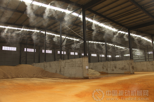 全封閉帶自動噴淋裝置的室內堆料場,改變了傳統混凝土企業砂石露天堆放、噪聲大、揚塵多、材料水分受天氣影響大等缺陷。