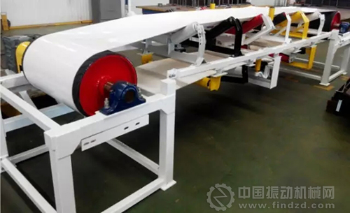 圖為輸送機(jī)樣機(jī)試車現(xiàn)場(chǎng)