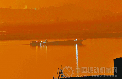 吸砂船夜間在江中采砂,工人有作業時,就打手電照明。