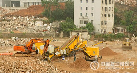 湖南建工環保公司引進了破碎設備、抑塵設備和全自動磚塊成型機等國內外最先進的建筑垃圾資源化利用智能設備,實現了對建筑垃圾的再生利用。