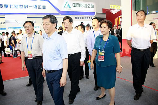 國土資源部副部長曹衛(wèi)星,天津市副市長孫文魁等領(lǐng)導(dǎo)參觀2016中國國際礦業(yè)大會展區(qū)
