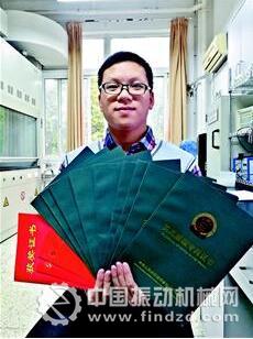 黃明柱展示他的部分專(zhuān)利和獲獎(jiǎng)證書(shū)