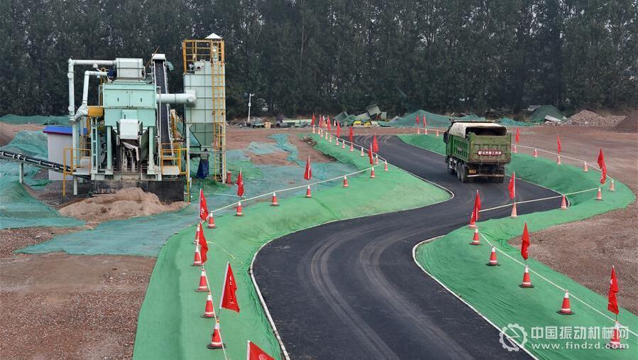 一輛運輸車行駛在建筑垃圾資源化處置項目內的“環保路”上。這條“環保路”由棚改建筑垃圾生產的材料鋪筑而成
