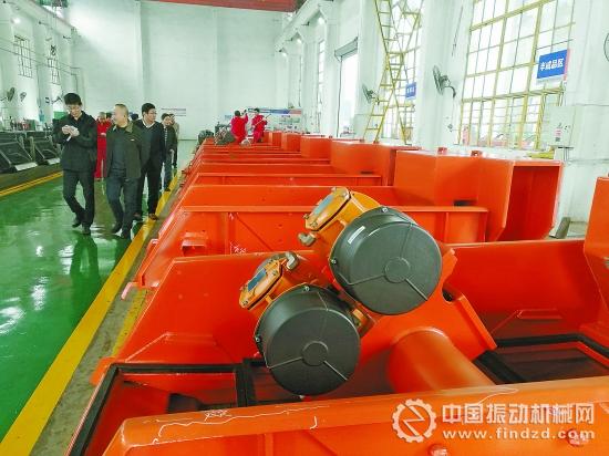 　寶石機(jī)械公司成都分公司專用車公司雙軌跡振動(dòng)篩生產(chǎn)現(xiàn)場(chǎng)