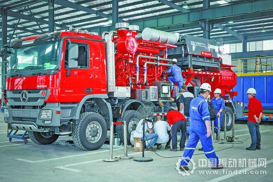 　寶石機(jī)械公司成都分公司專用車公司2300型壓裂車生產(chǎn)現(xiàn)場(chǎng)
