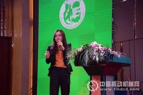 棗莊鑫金山智能客戶經理狄輝作題為《走進砂石行業“大時代”,新型單段錘破“一機多用”》報告