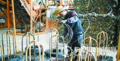 工作人員將垃圾破碎、壓縮、捆扎,使之成為方便運輸的可燃物。