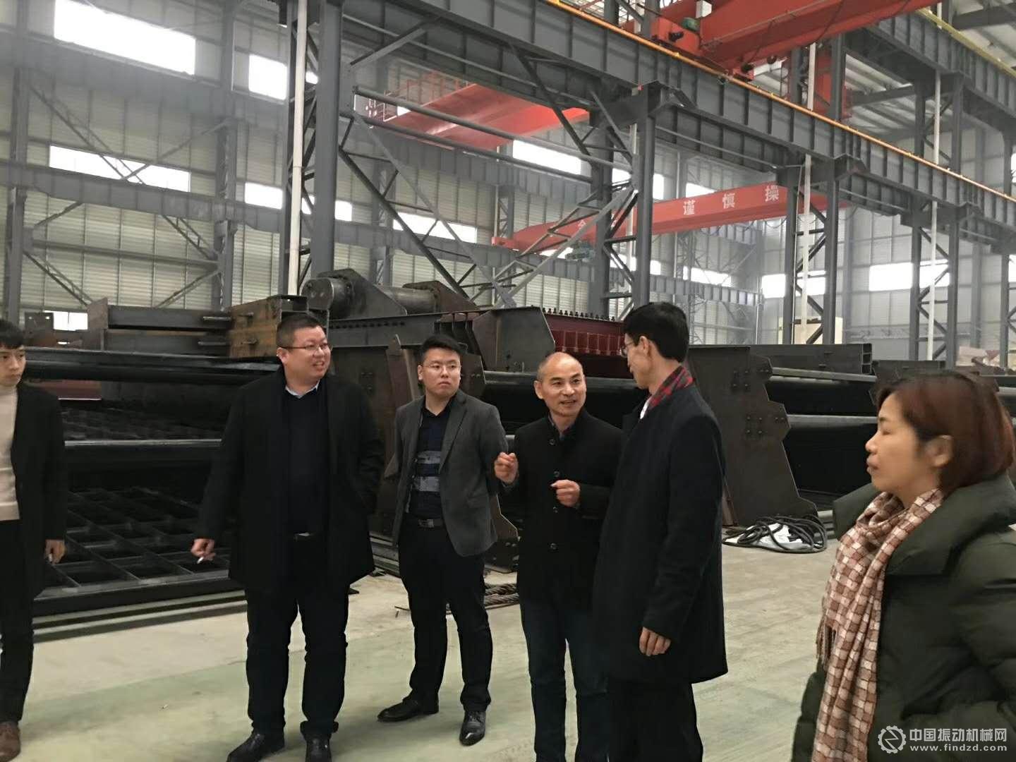 胡會長、張笑永總經理一行在杭州海興朱董陪同下參觀破碎篩分設備生產車間