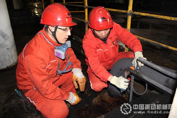 圖為職工正在進(jìn)行防煤泥水線路改造