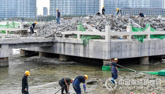 三亞洲際度假酒店海上餐廳項目拆除，工人正在海水中撿拾落入的建筑垃圾，避免二次污染。
