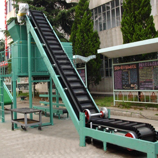大傾角波形擋邊帶式輸送機1.jpg
