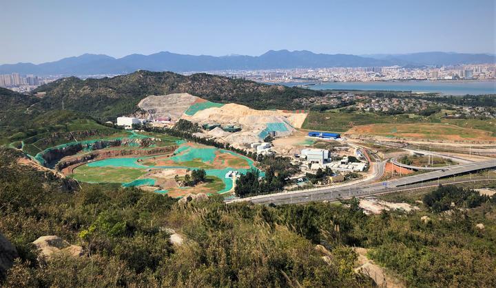 　廈門海滄竹蘭山礦山生態修復工程，現場用無人機拍攝傳回的照片。