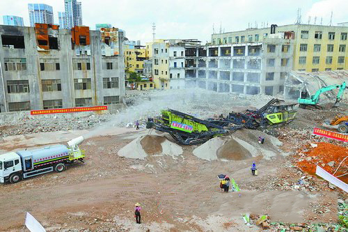 湖里區店里工業區拆遷現場,移動破碎機將建筑廢土就地轉化為再生建材。