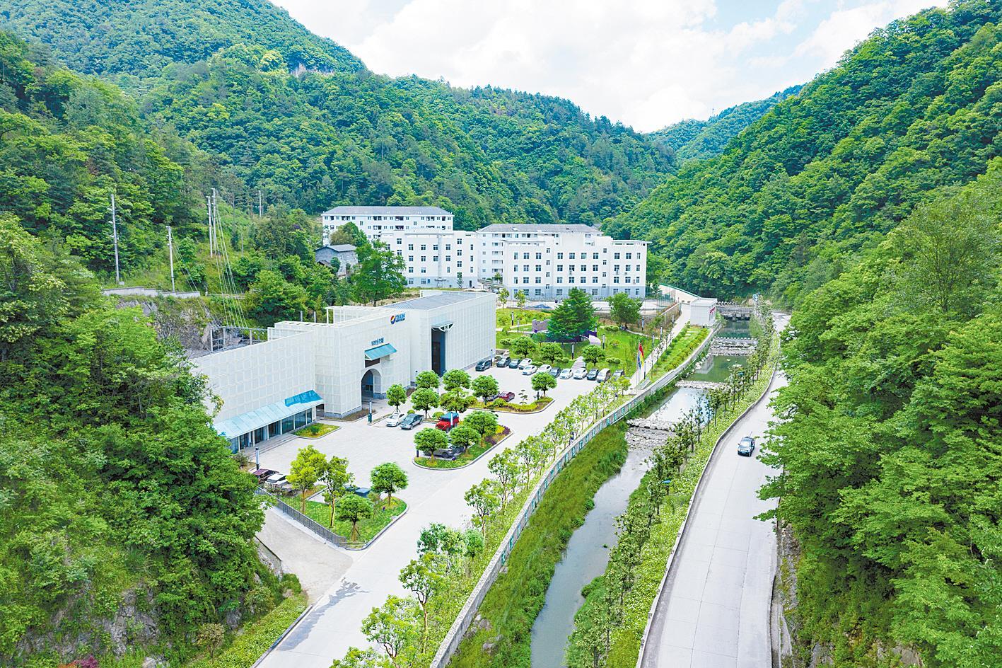 青山環(huán)抱、草木蔥蘢的興發(fā)集團樹崆坪磷礦
