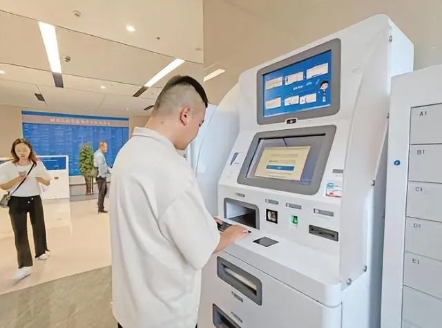 市民在自助服務(wù)終端一體機上辦理建筑垃圾準(zhǔn)運證。