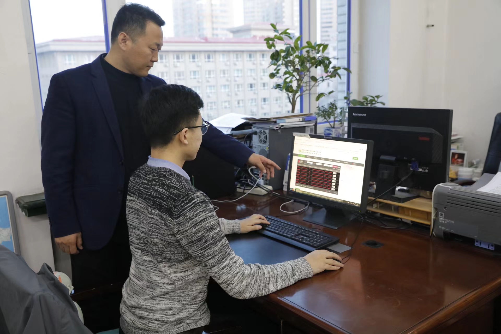 工作人員實時跟蹤采礦權掛牌出讓報價動態
